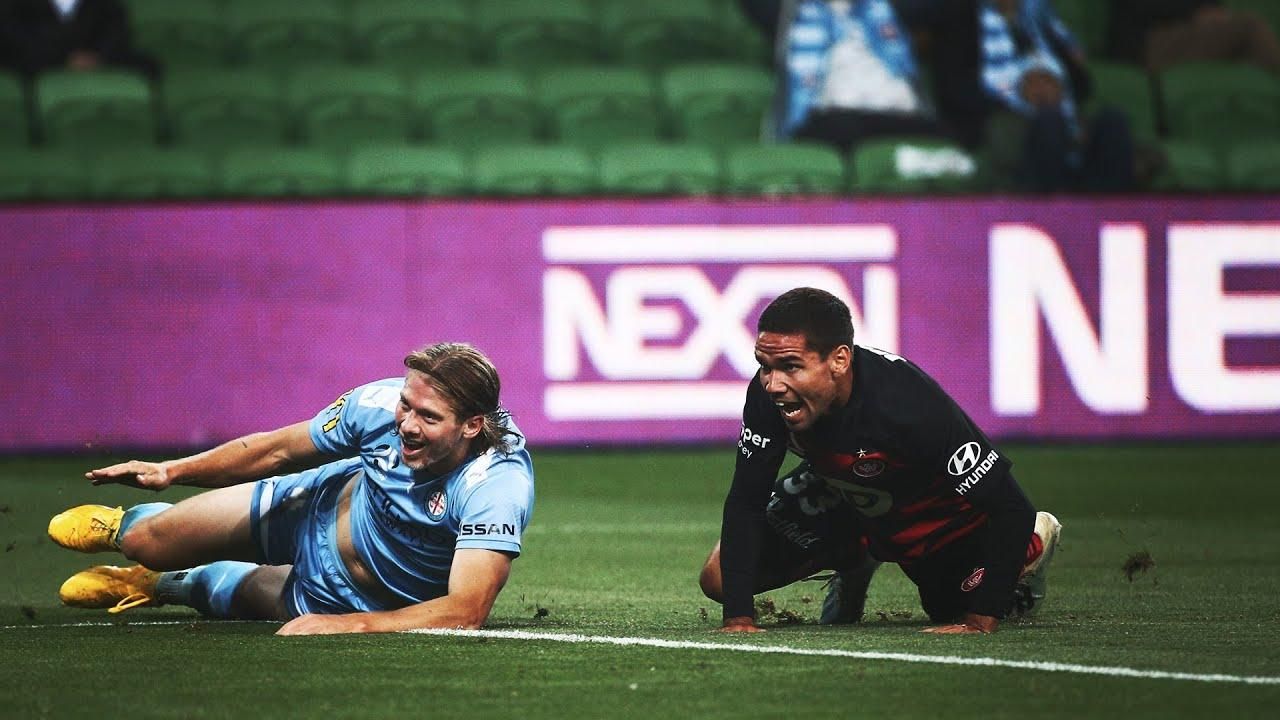 Футболіст дивом не забив гол у порожні ворота після курйозної помилки суперника: відео Футболіст дивом не забив гол у порожні ворота після курйозної помилки суперника: відео