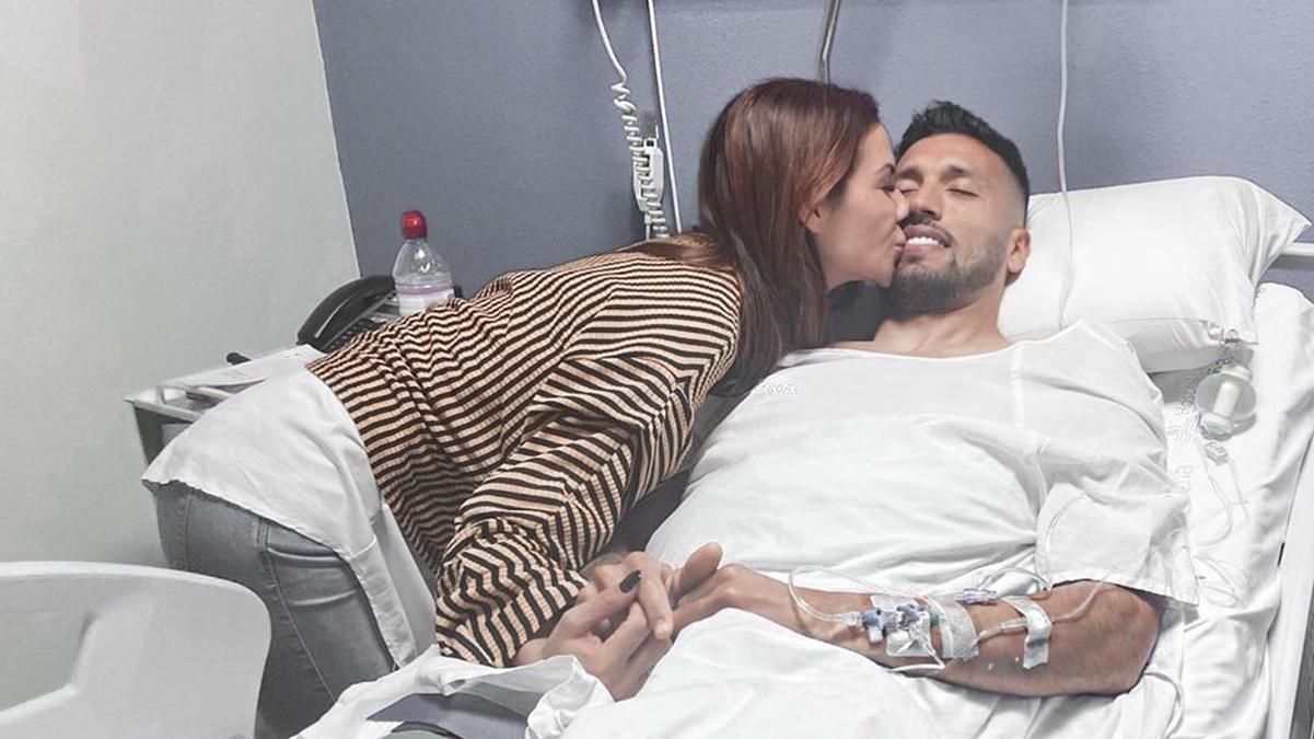 Як дружина хворого на коронавірус футболіста відвідує його на карантині: романтичне фото