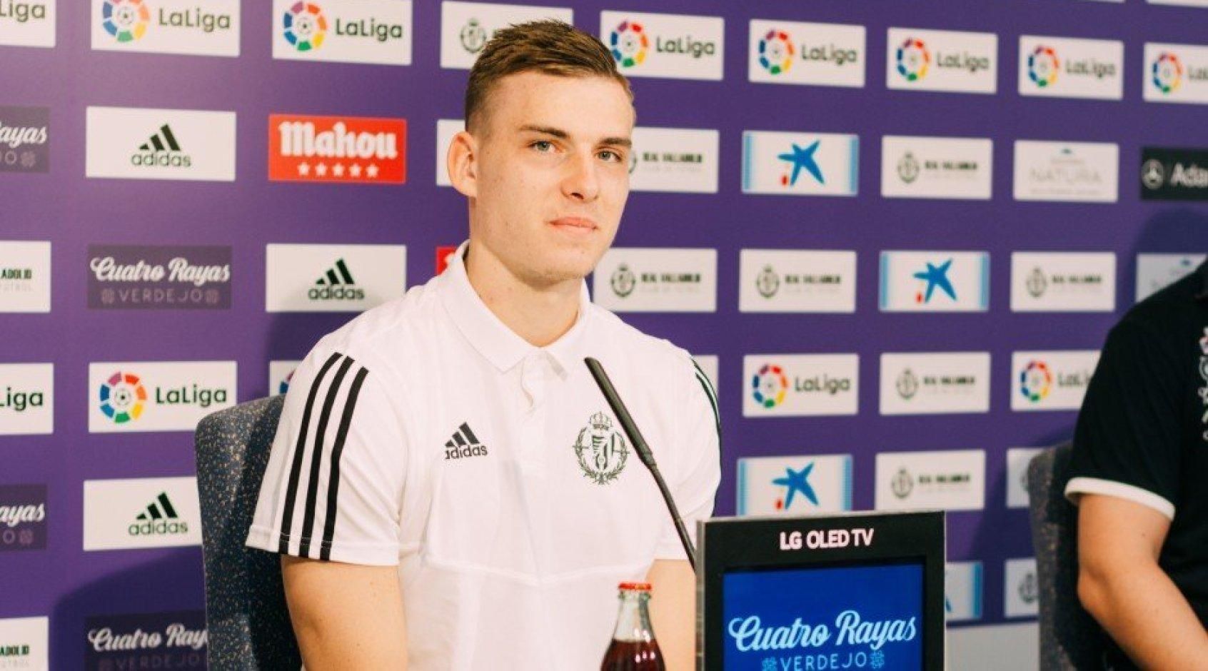 Лунін показав, як тренується вдома разом зі своєю дівчиною під час карантину – відео Лунін показав, як тренується вдома разом зі своєю дівчиною під час карантину – відео