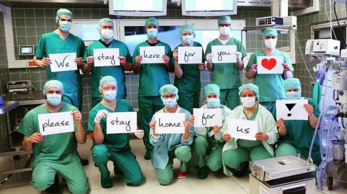 Як зірки футболу приєдналися до челенджу "Залишайся вдома", набиваючи туалетний папір: відео Як зірки футболу приєдналися до челенджу "Залишайся вдома", набиваючи туалетний папір: відео