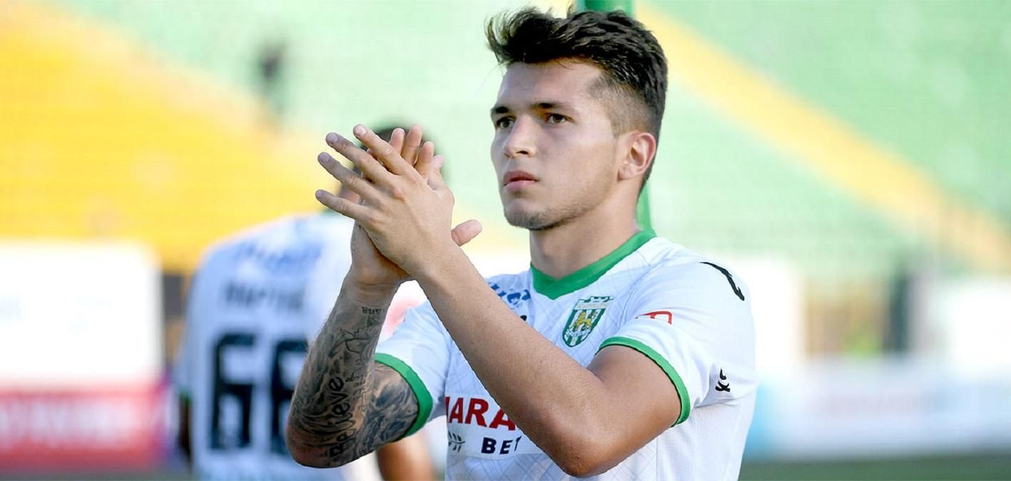 Футболіст "Карпат" Дубінчак рулоном туалетного паперу відправив свою дівчину у нокаут – відео Футболіст "Карпат" Дубінчак рулоном туалетного паперу відправив свою дівчину у нокаут – відео