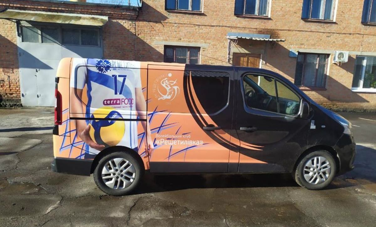 Волейбольный клуб "Решетиловка" передал клубный автобус больнице для борьбы с коронавирусом