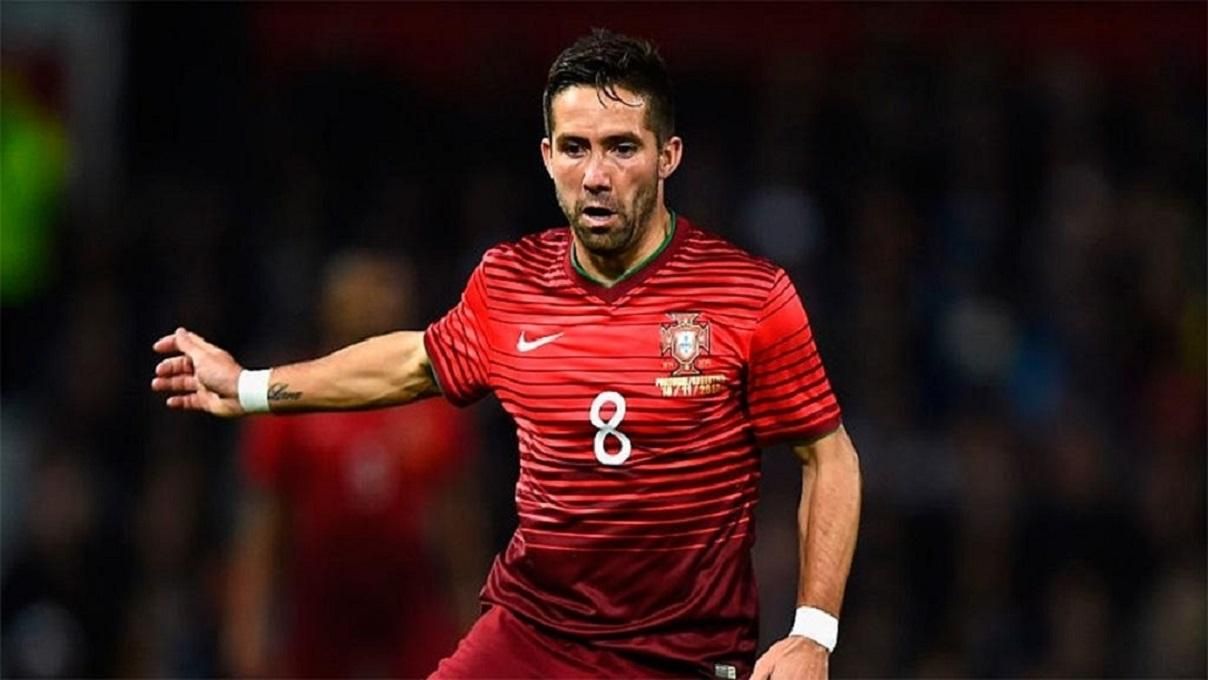 Португальский футболист сделал защитную маску из трусов – видео Португальский футболист сделал защитную маску из трусов – видео