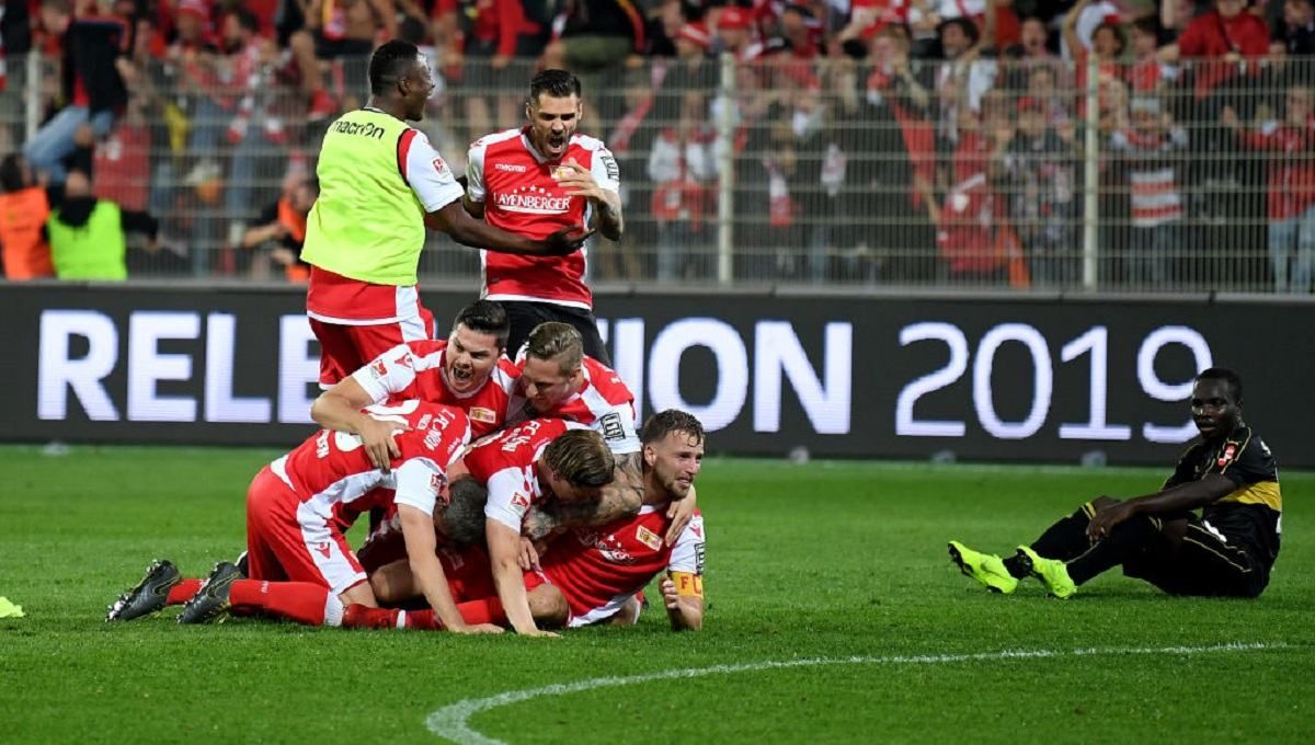 Футболисты немецкого клуба отказались от зарплат, чтобы помочь команде
