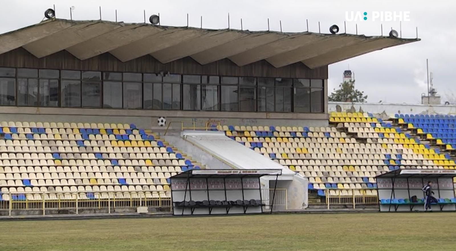 На стадионе украинского клуба обрушилась часть трибуны: фото На стадионе украинского клуба обрушилась часть трибуны: фото