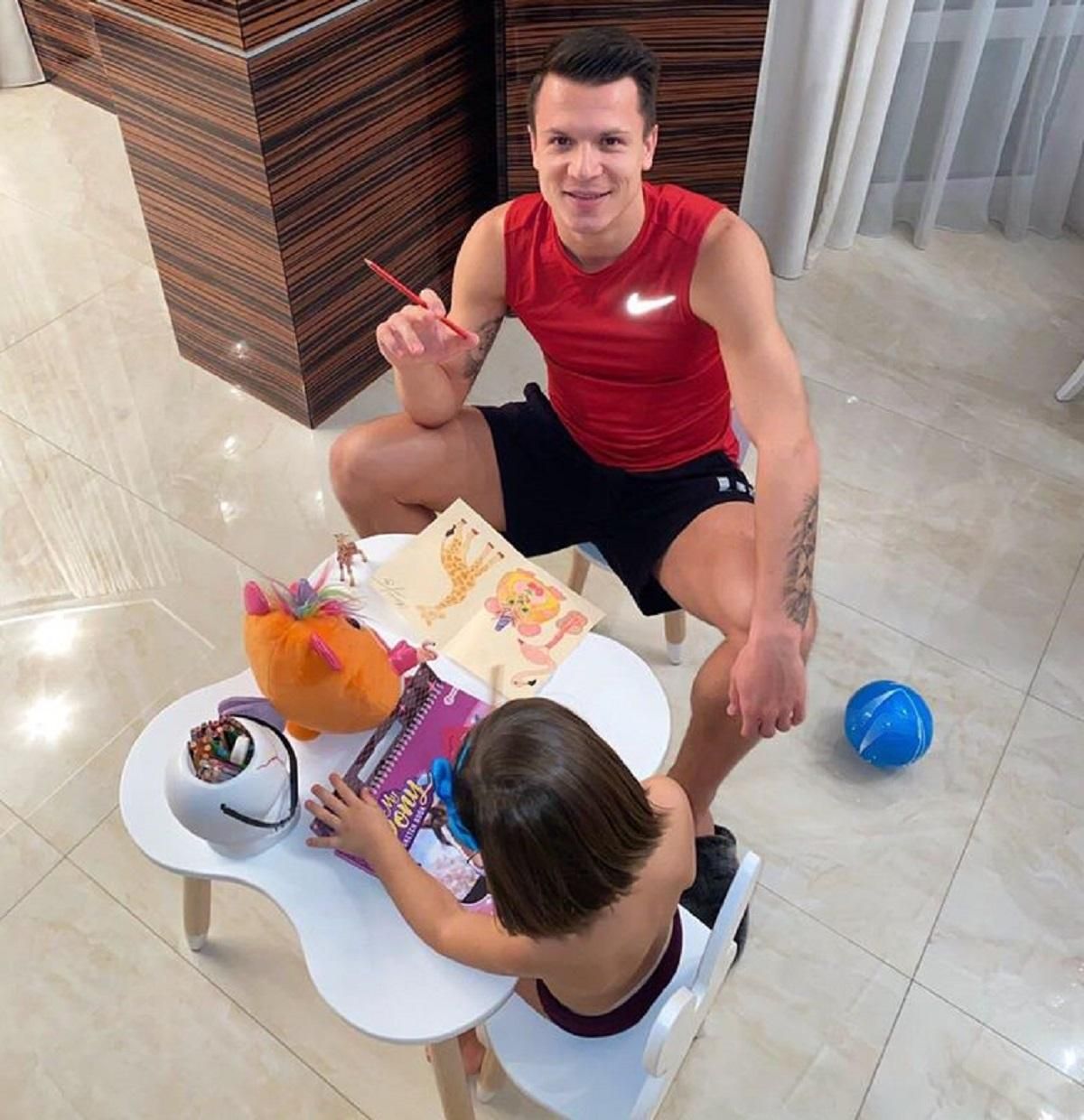 "Отчаянный домохозяин" Коноплянка показал, как проводит карантин: фото "Отчаянный домохозяин" Коноплянка показал, как проводит карантин: фото