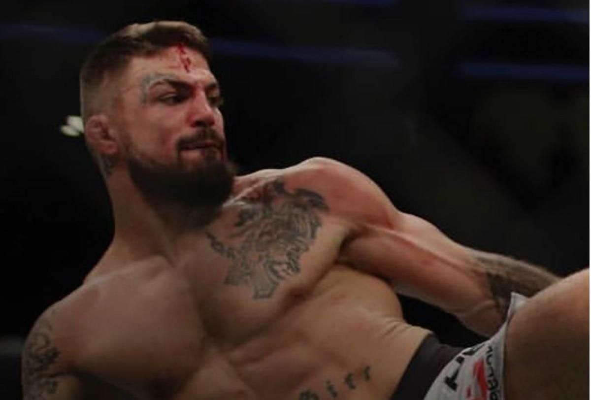 Боец UFC отправил в нокаут незнакомца на улице: видео Боец UFC отправил в нокаут незнакомца на улице: видео