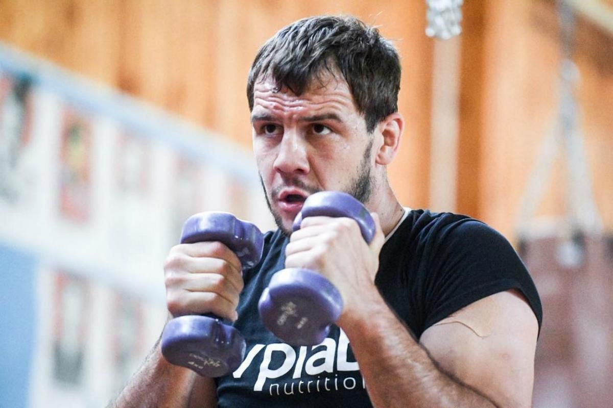 Скандальный боец отказался от гражданства России ради украинского биометрического паспорта Скандальный боец отказался от гражданства России ради украинского биометрического паспорта