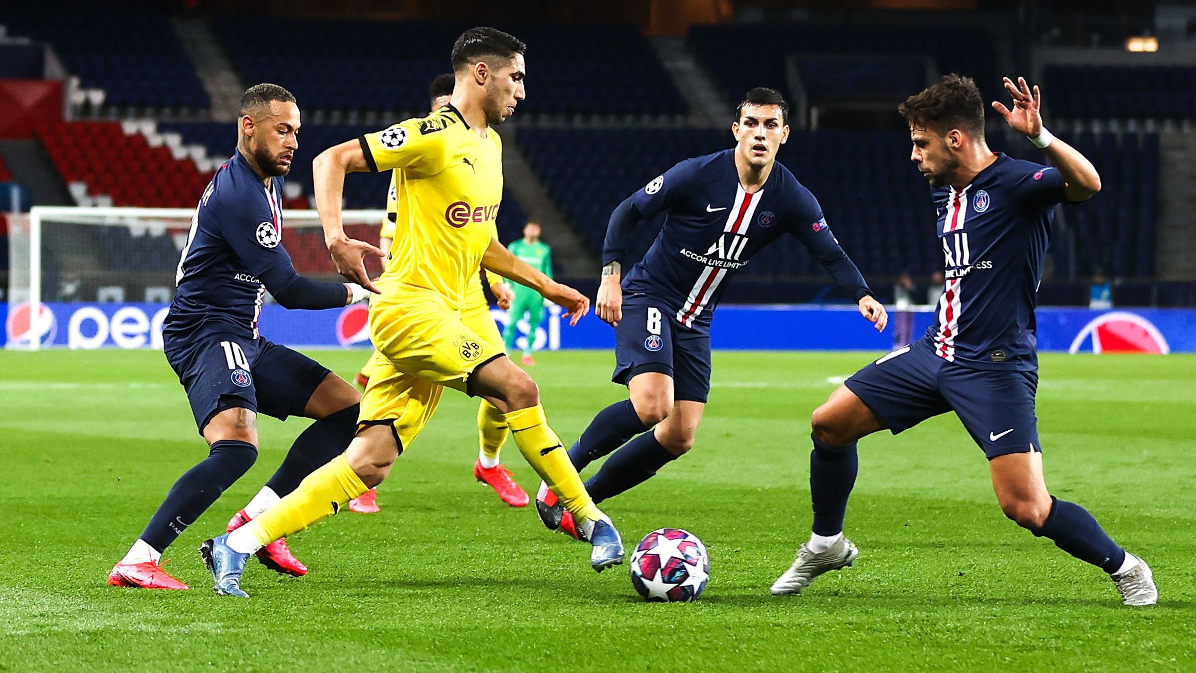 ПСЖ покарали за тролінг нападника "Боруссії" Голанда в матчі Ліги чемпіонів: фото ПСЖ покарали за тролінг нападника "Боруссії" Голанда в матчі Ліги чемпіонів: фото