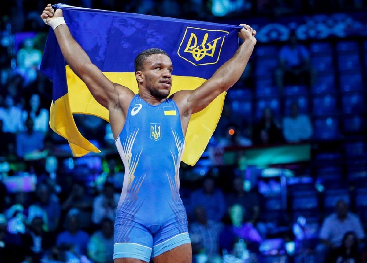 Жан Беленюк показав, як безпечно тренуватись під час карантину: відео Жан Беленюк показав, як безпечно тренуватись під час карантину: відео