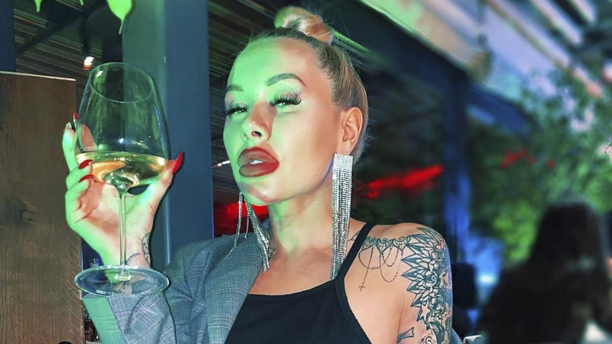 Епатажна дружина відомого ексгравця збірної України перехворіла коронавірусом Епатажна дружина відомого ексгравця збірної України перехворіла коронавірусом