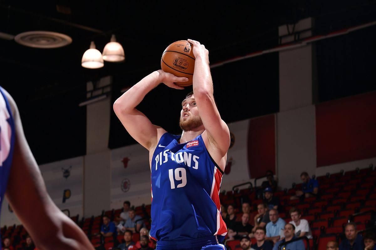 Видео фантастических дальних попаданий украинца Михайлюка во втором сезоне НБА Видео фантастических дальних попаданий украинца Михайлюка во втором сезоне НБА