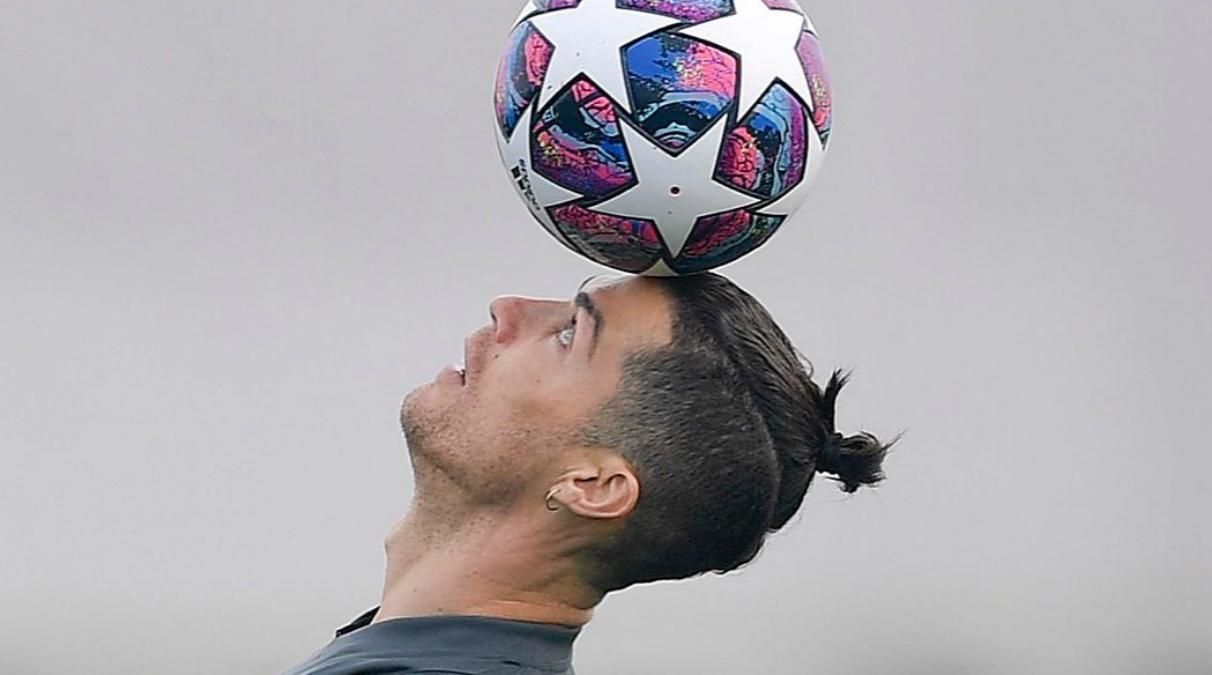 Дівчина Роналду підстригла футболіста просто вдома під час карантину: відео Дівчина Роналду підстригла футболіста просто вдома під час карантину: відео