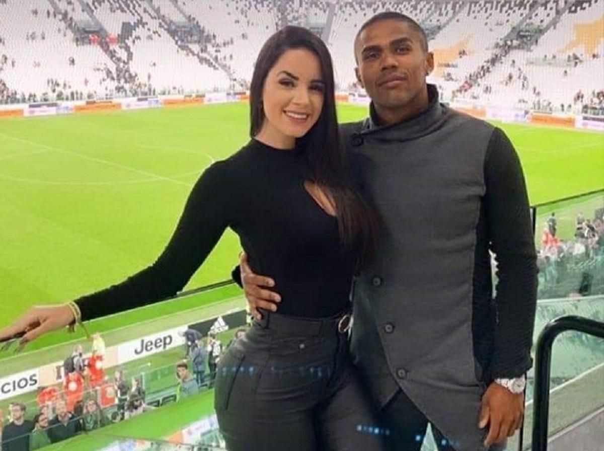 Экс-футболист "Шахтера" Дуглас Коста похвастался видео, где примеряет платье девушки Экс-футболист "Шахтера" Дуглас Коста похвастался видео, где примеряет платье девушки