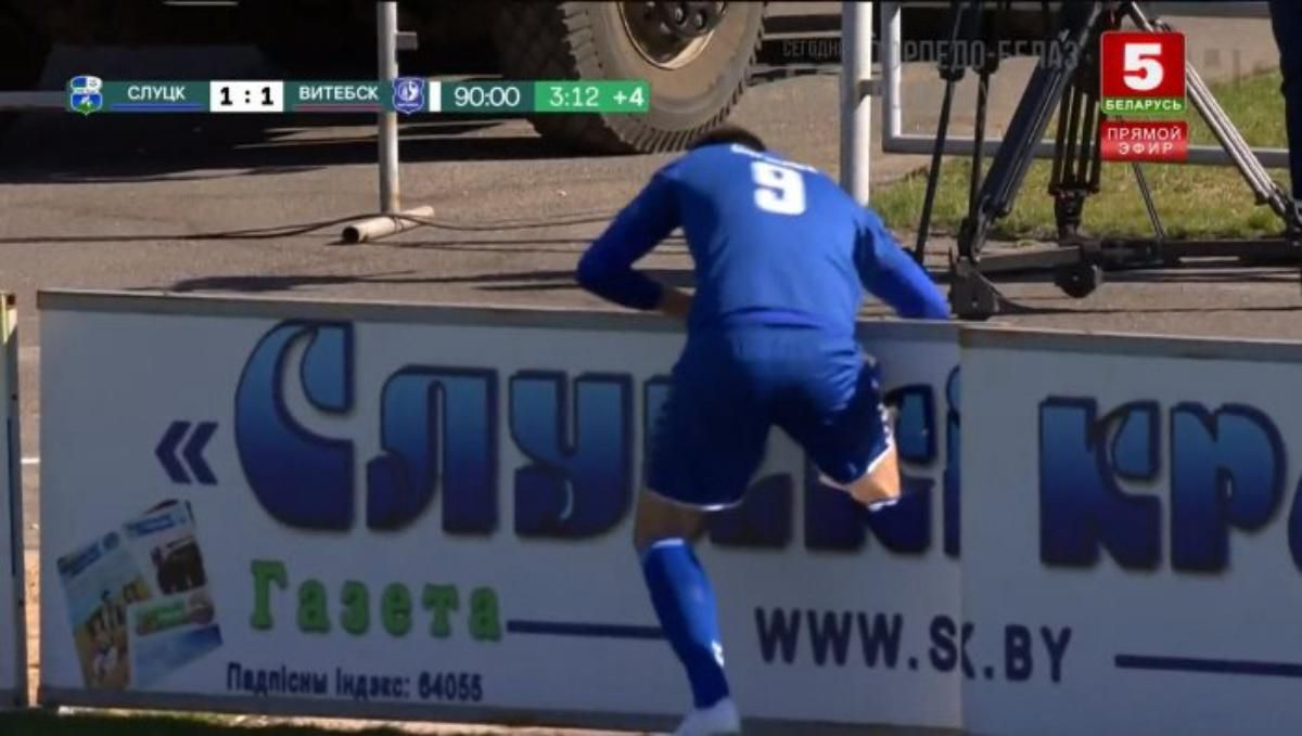 Російський футболіст пробив ногою рекламний щит та застряг в ньому: фото та відео курйозу