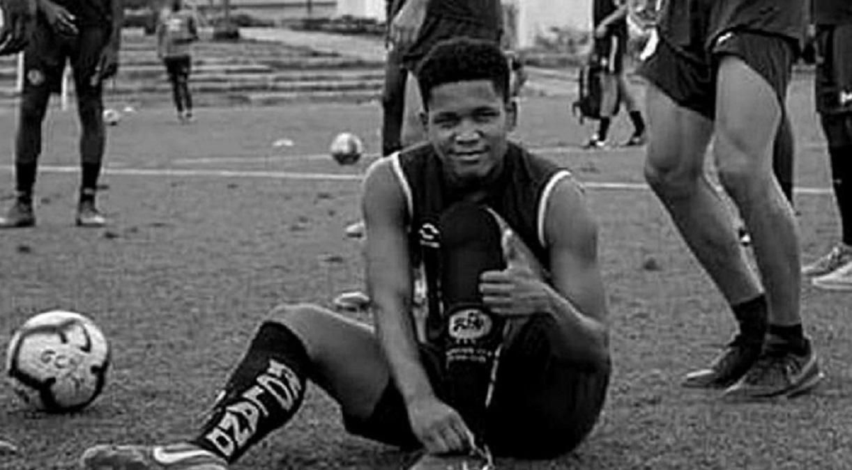 С кем-то перепутали: 20-летний футболист был застрелен возле своего дома в Эквадоре С кем-то перепутали: 20-летний футболист был застрелен возле своего дома в Эквадоре