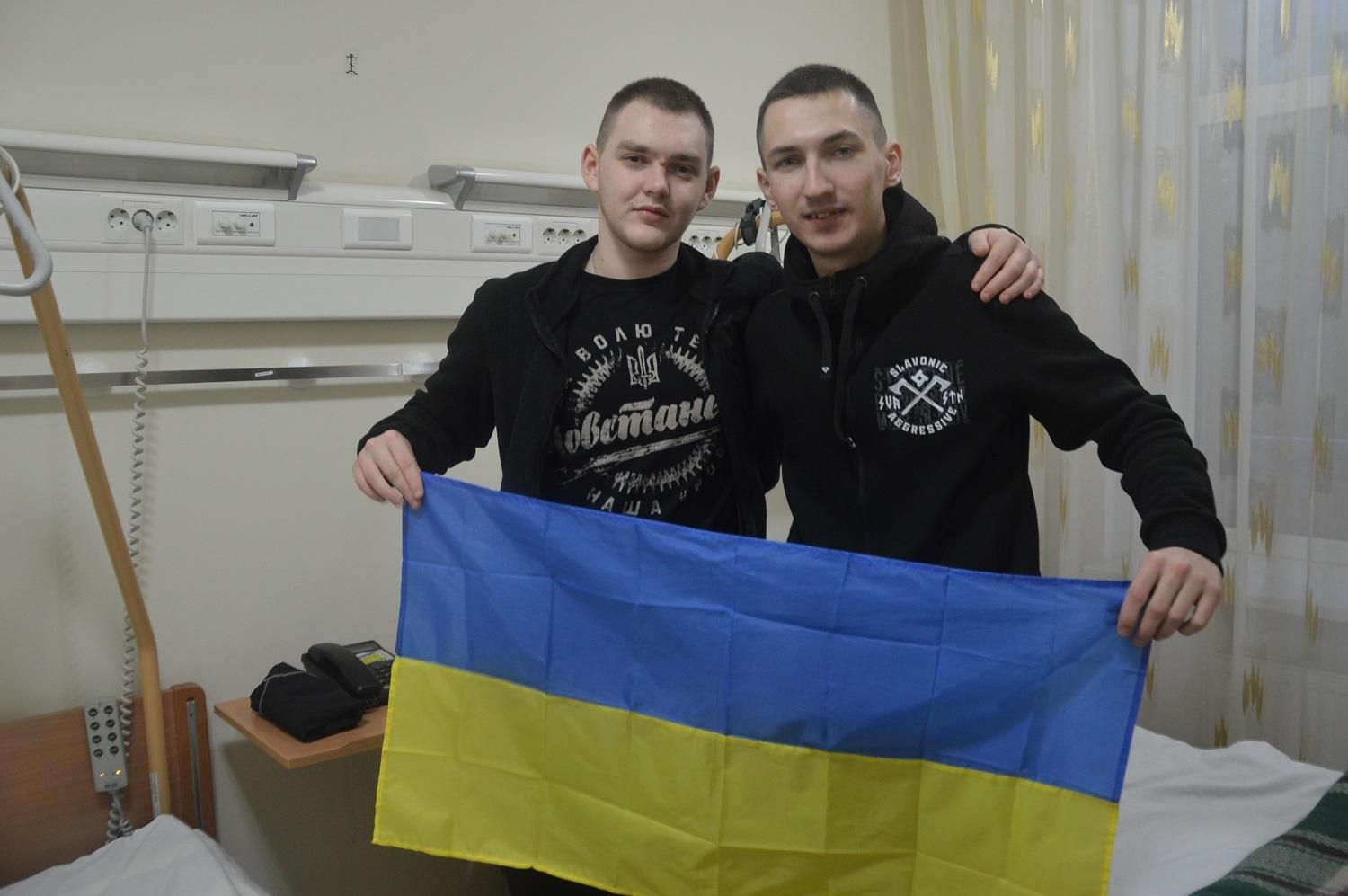 На допитах вимагали свідчення про методички НАТО, – звільнені з полону ультрас з Луганська На допитах вимагали свідчення про методички НАТО, – звільнені з полону ультрас з Луганська