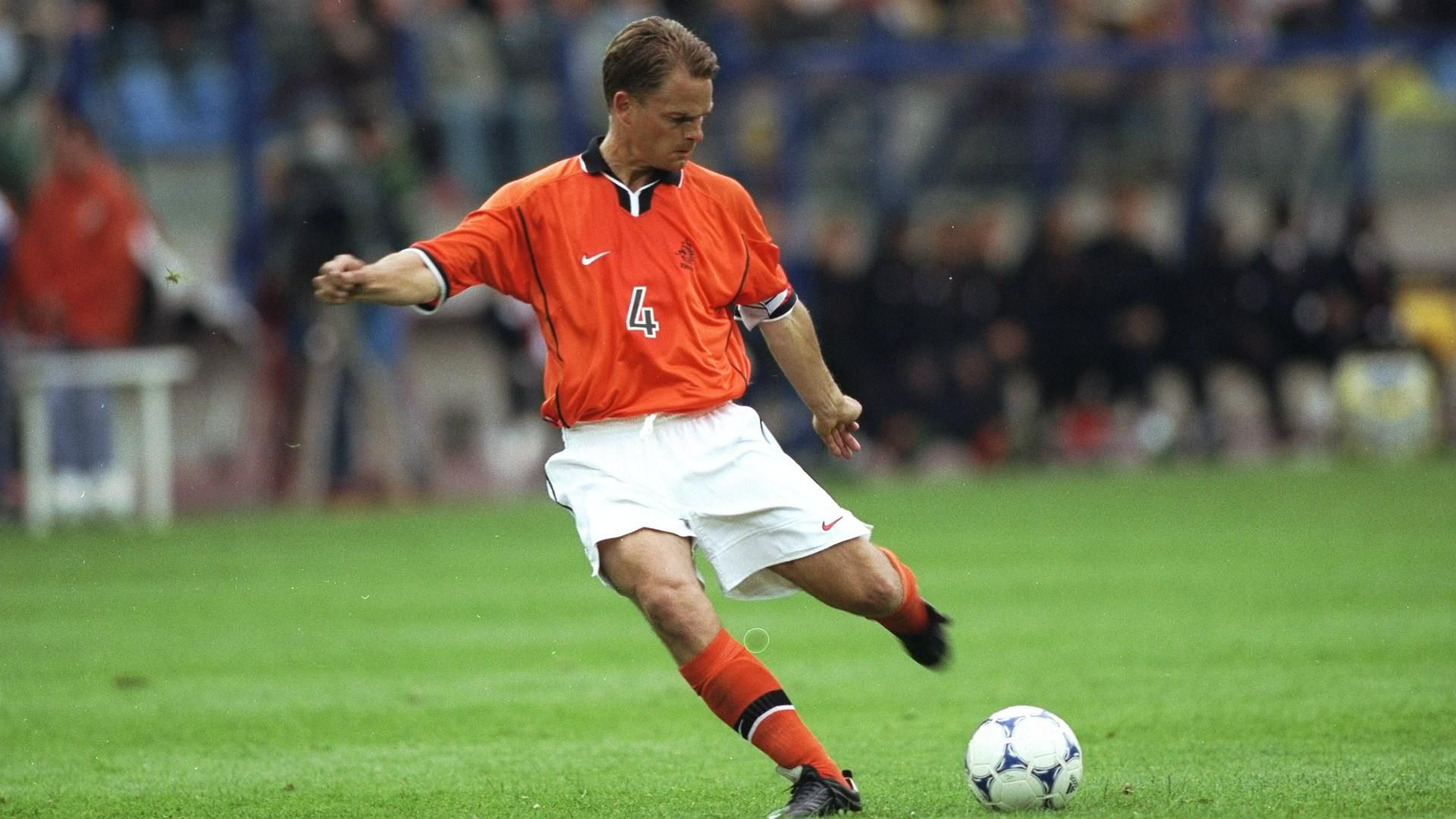 Зірковий ексфутболіст "Аякса" і "Барселони" хотів захворіти на коронавірус Зірковий ексфутболіст "Аякса" і "Барселони" хотів захворіти на коронавірус