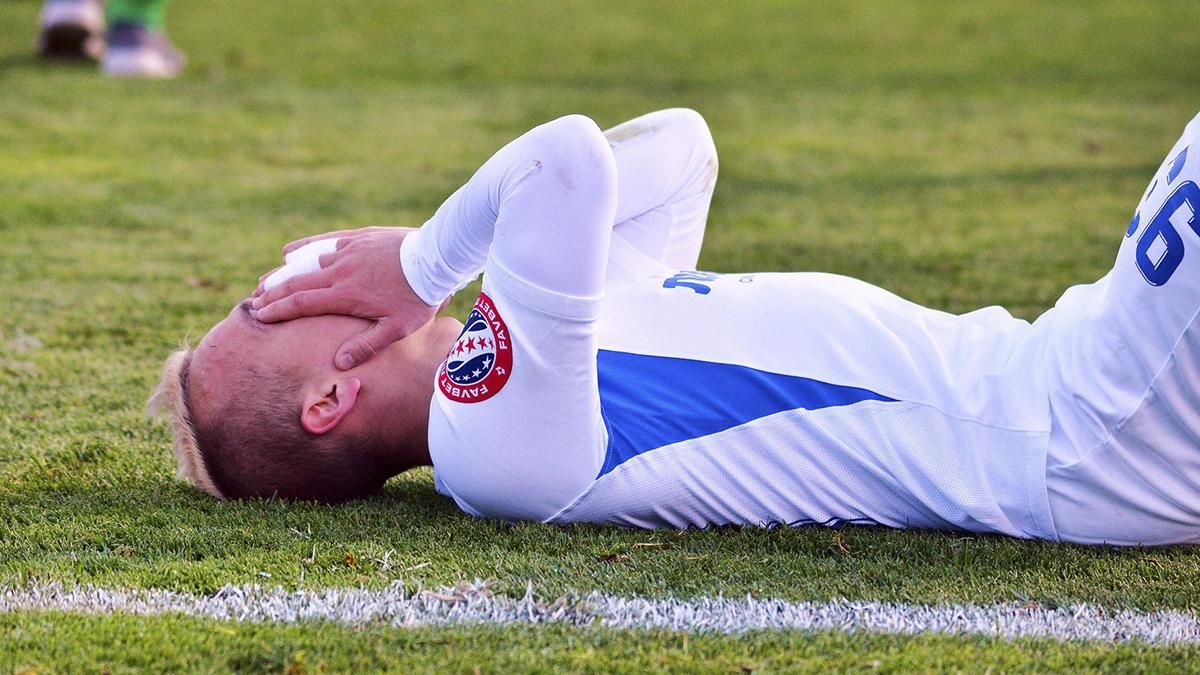 Первый клуб в Украине сократил зарплаты футболистам Первый клуб в Украине сократил зарплаты футболистам