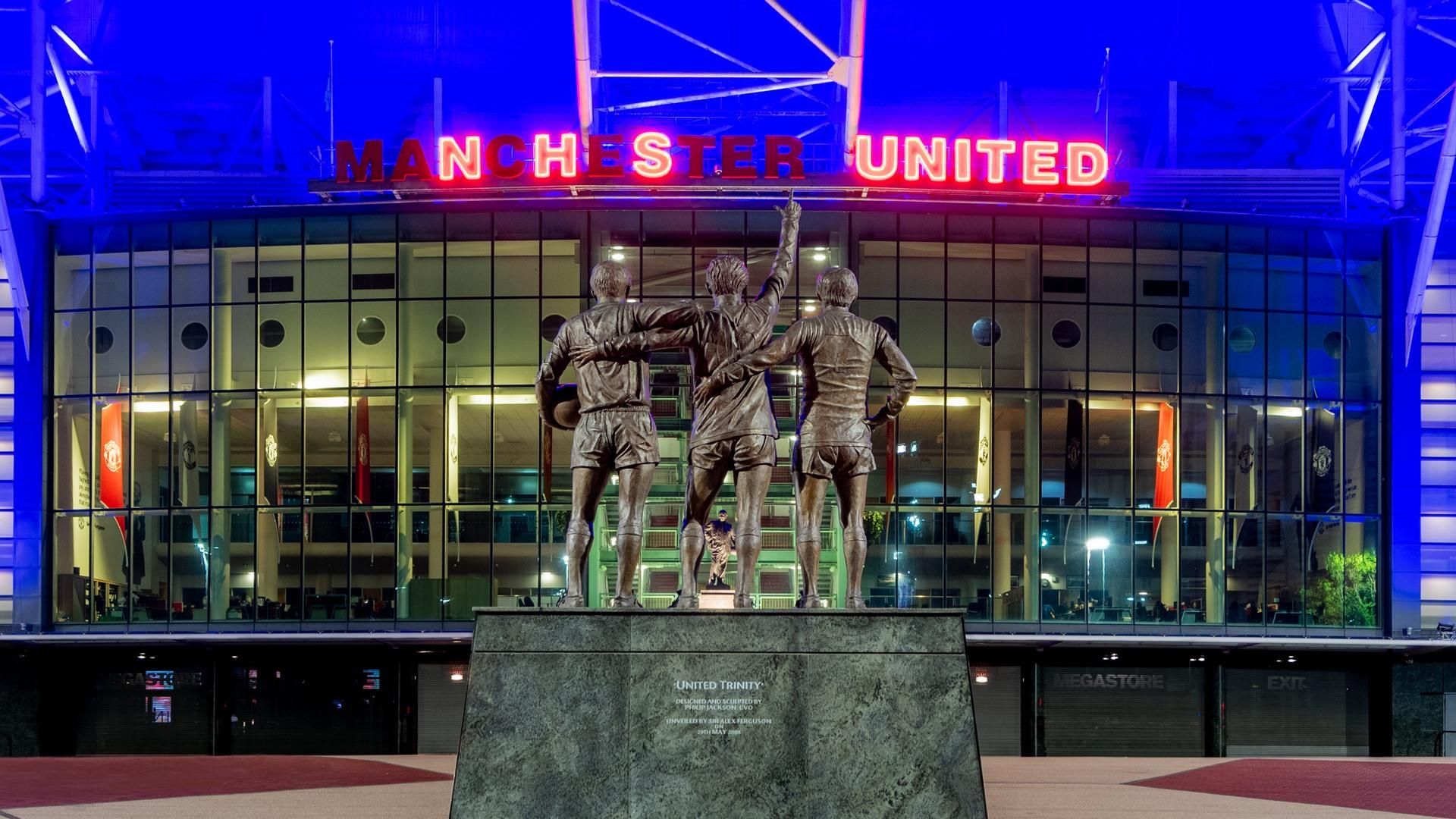 "Манчестер Юнайтед" підсвітив стадіон на честь медиків, які борються з COVID-19: фото