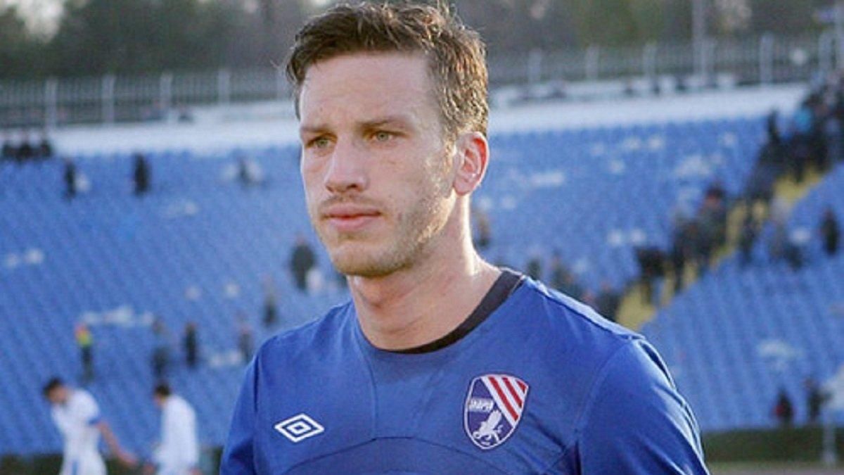 Направляли автомат прямо в обличчя: шведський футболіст розповів про втечу з Криму в 2014 році Направляли автомат прямо в обличчя: шведський футболіст розповів про втечу з Криму в 2014 році