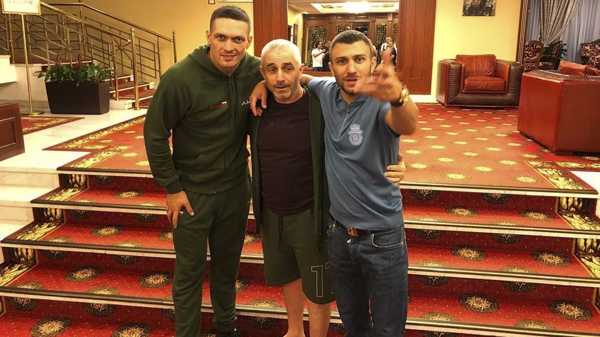 Усик і Ломаченко з російськими акторами привітали з Великоднем: відео Усик і Ломаченко з російськими акторами привітали з Великоднем: відео