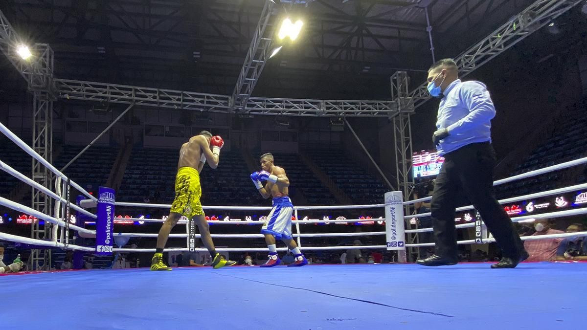 Боксер нокаутировал соперника ударом ниже пояса и одержал победу: видео Боксер нокаутировал соперника ударом ниже пояса и одержал победу: видео