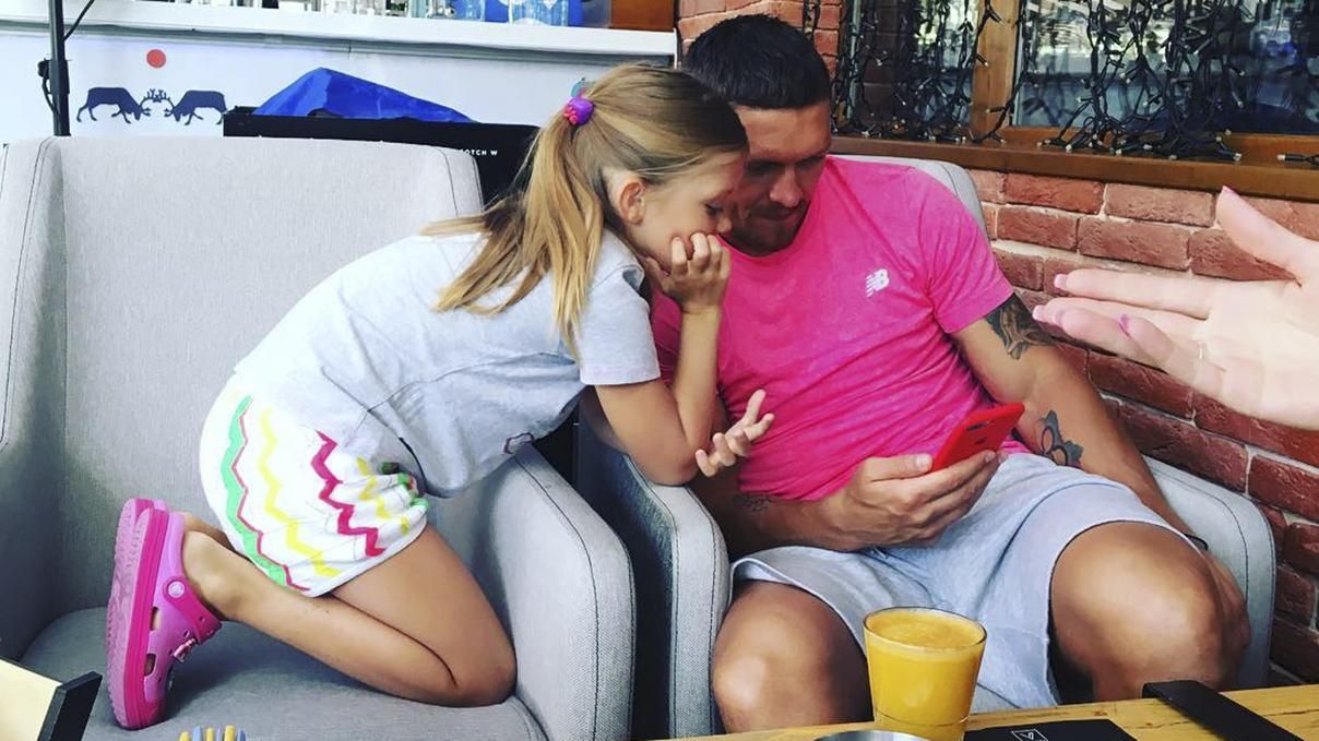 Усик стал тренером и обучает дочь боксу: милое видео Усик стал тренером и обучает дочь боксу: милое видео