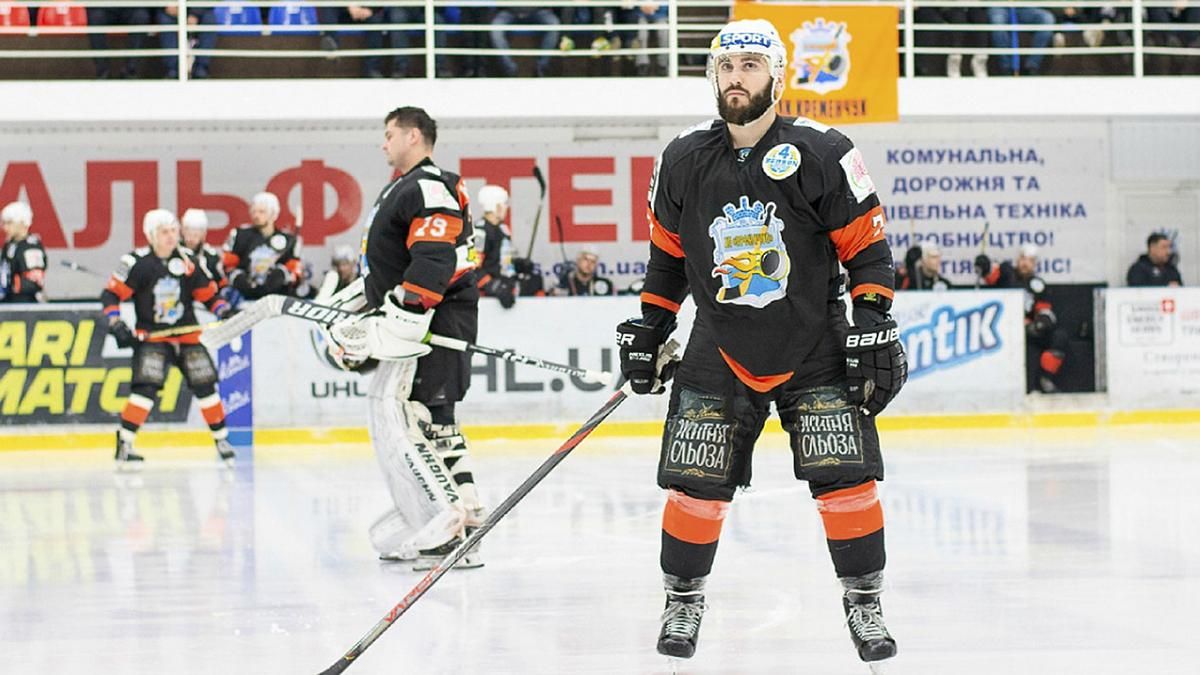 Хоккеист съел острый перец и чуть не расплакался: видео Хоккеист съел острый перец и чуть не расплакался: видео