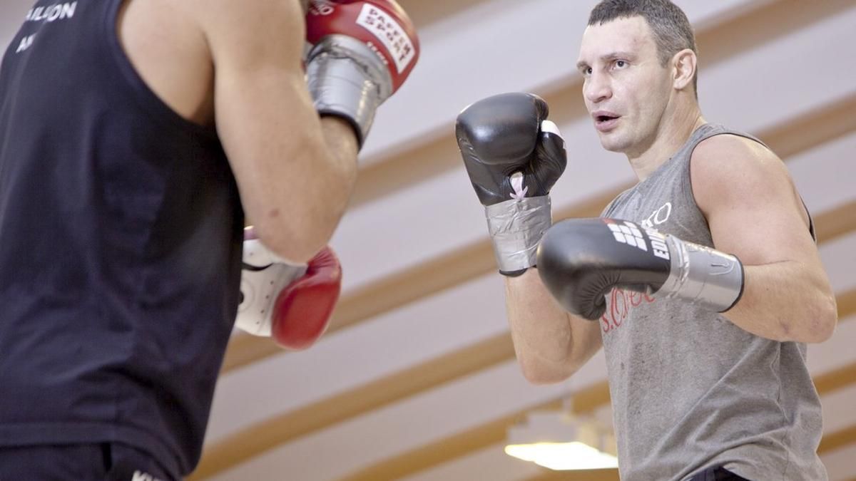Подовжувач замість скакалки: Віталій Кличко показав, як розминається у кабінеті – відео