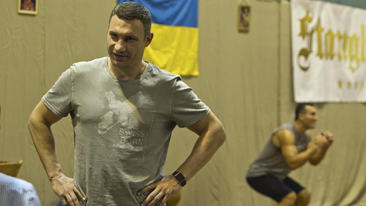 Кличко самостоятельно сделал себе стильную стрижку: видео Кличко самостоятельно сделал себе стильную стрижку: видео