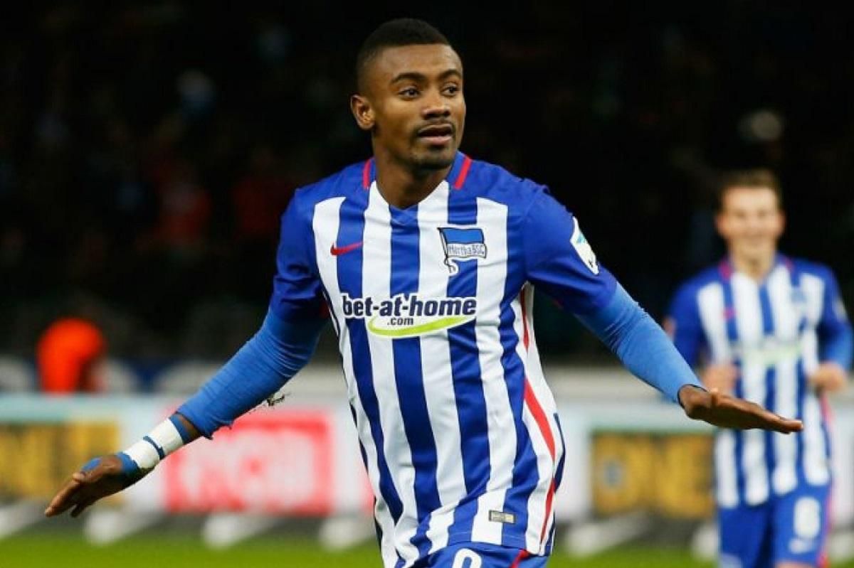 Футболист клуба Бундеслиги попал в громкий скандал из-за нарушения карантина: видео Футболист клуба Бундеслиги попал в громкий скандал из-за нарушения карантина: видео