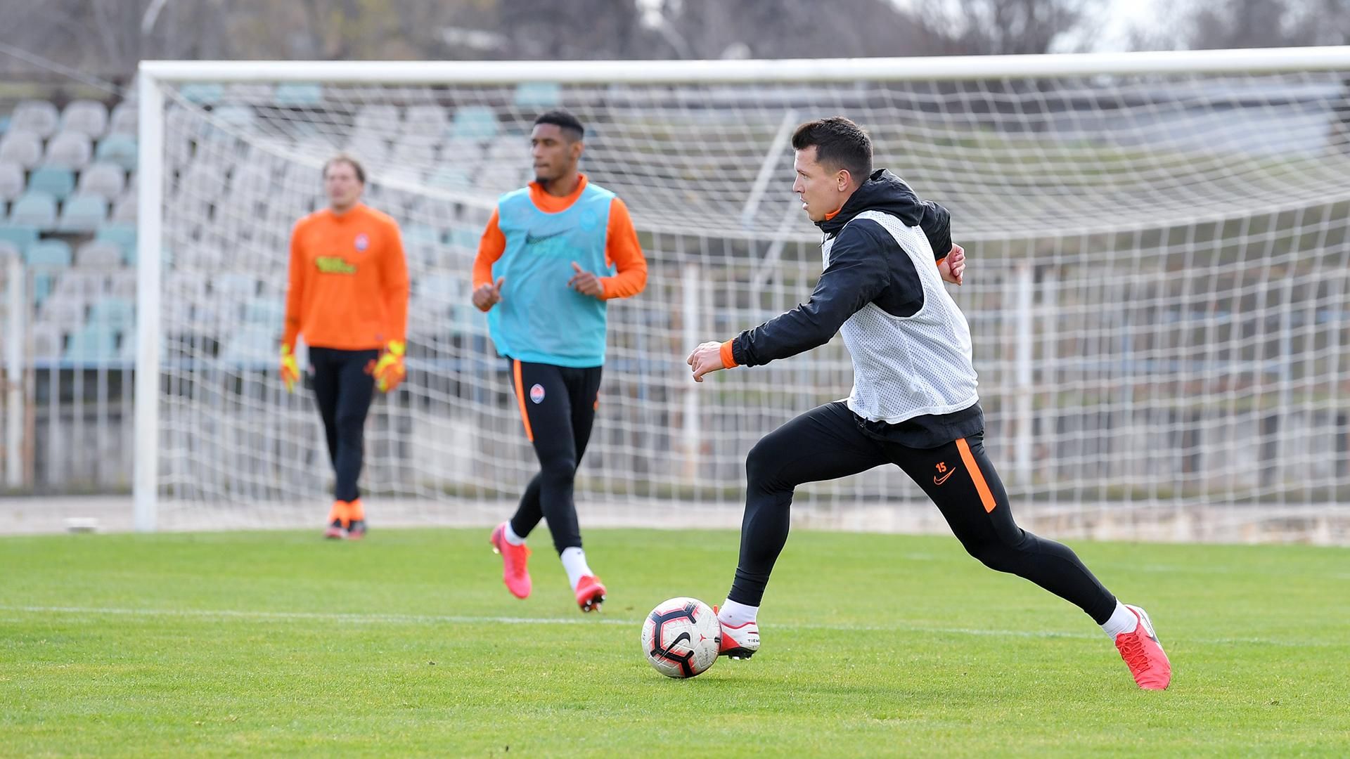 Тести і тренування у масках: як повертатимуть футбол в Україні Тести і тренування у масках: як повертатимуть футбол в Україні