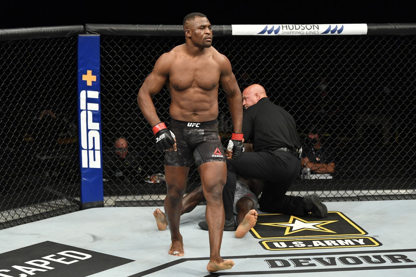 Нокаут за 20 секунд: звезда UFC жестко вырубил соперника – видео Нокаут за 20 секунд: звезда UFC жестко вырубил соперника – видео