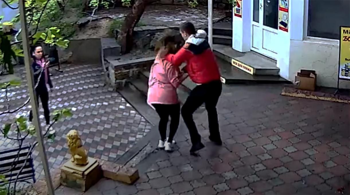 В Крыму тренер по MMA избил продавщицу из-за медицинской маски: видео В Крыму тренер по MMA избил продавщицу из-за медицинской маски: видео