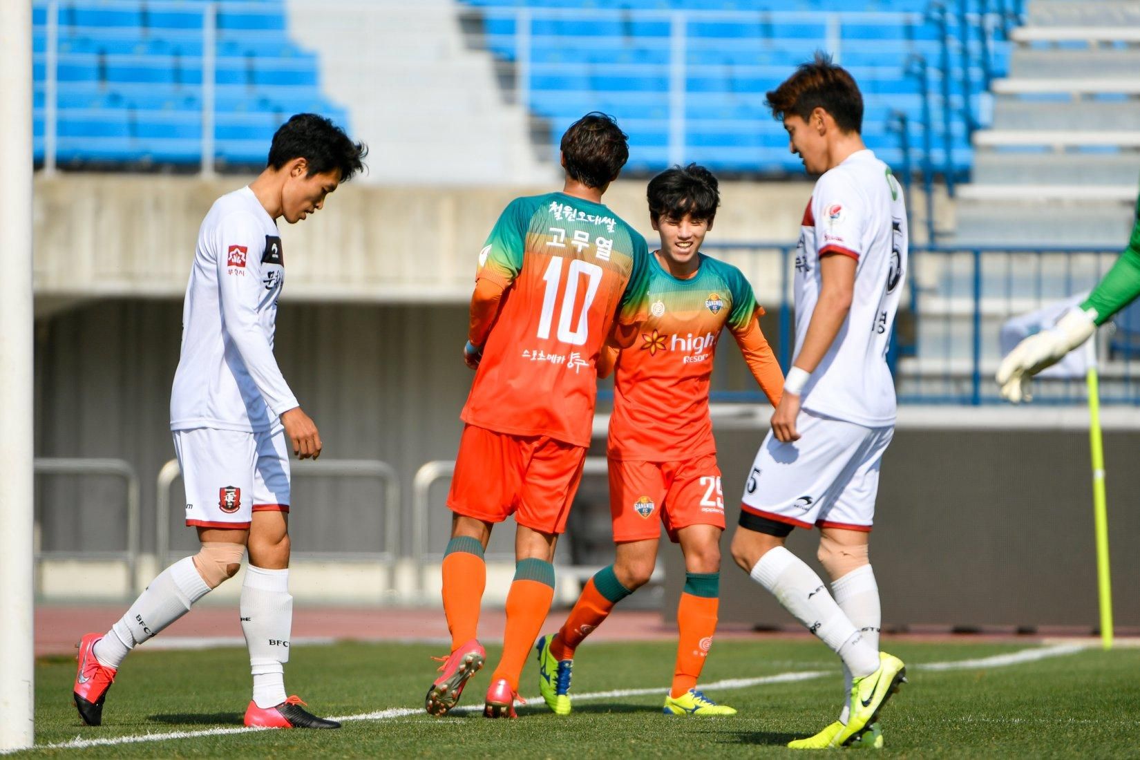 Футболіст забив феєричний гол п'ятою в іноземному чемпіонаті: відео Футболіст забив феєричний гол п'ятою в іноземному чемпіонаті: відео