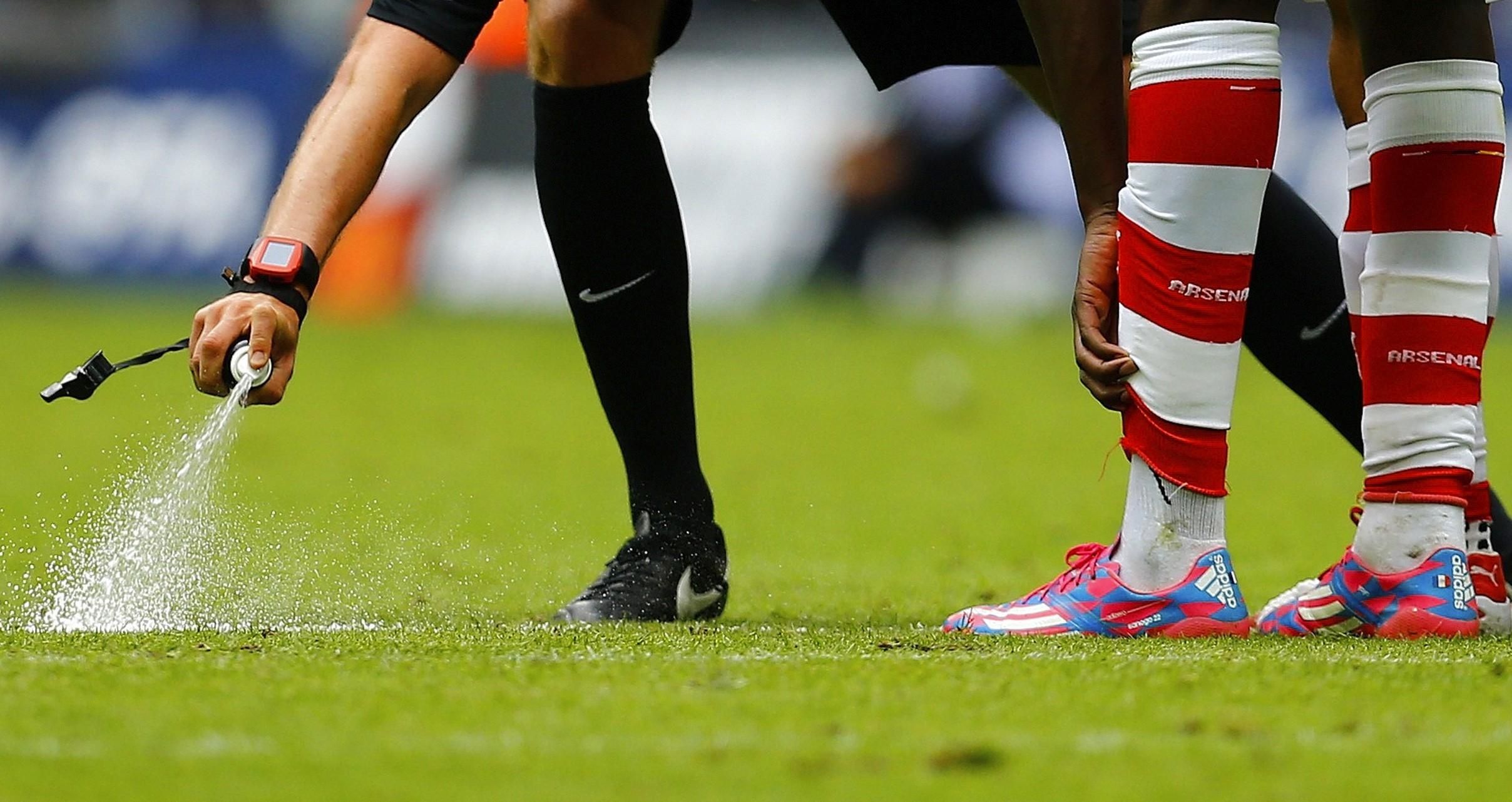 Создатели судейского спрея хотят посадить президента ФИФА за решетку Создатели судейского спрея хотят посадить президента ФИФА за решетку