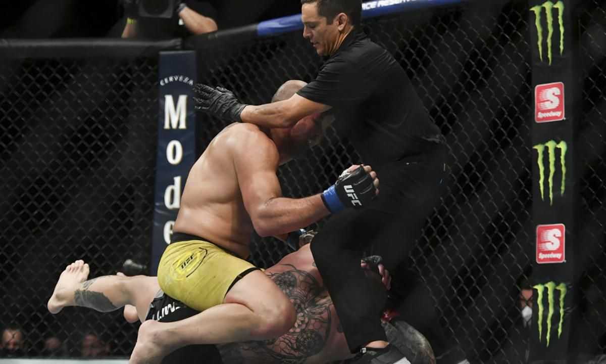 Вибач, це частина роботи: боєць UFC жорстко побив суперника – відео