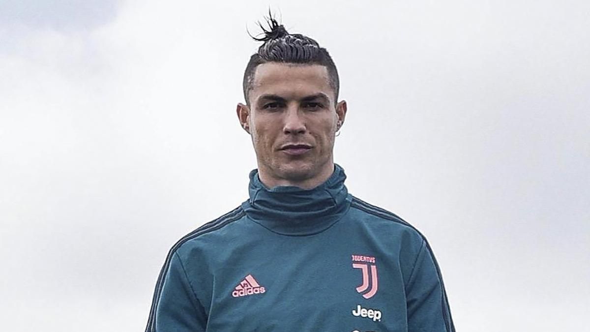 Работа мечты: как сын Роналду помогает звездному папе возвращать форму – видео Работа мечты: как сын Роналду помогает звездному папе возвращать форму – видео