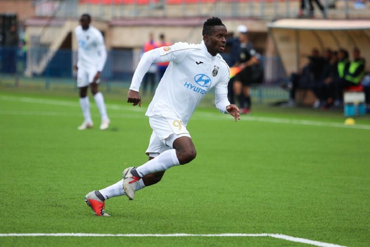 Хай Бог нам допоможе: африканський футболіст вимагає карантин у Білорусі Хай Бог нам допоможе: африканський футболіст вимагає карантин у Білорусі