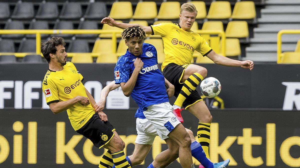 Быстрая карма: футболист "Барселоны" обругал Холанда и сразу поплатился здоровьем – видео Быстрая карма: футболист "Барселоны" обругал Холанда и сразу поплатился здоровьем – видео