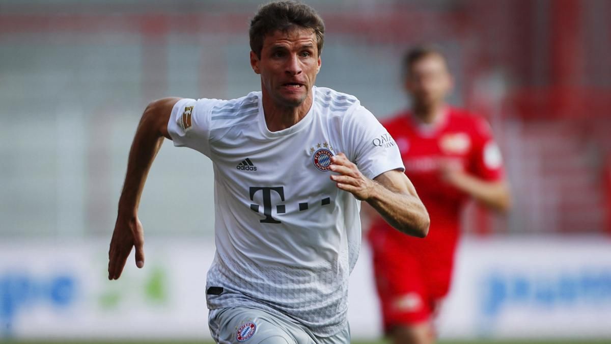 Соціальна дистанція: Мюллер дав копняка головному тренеру "Баварії" – фото Соціальна дистанція: Мюллер дав копняка головному тренеру "Баварії" – фото