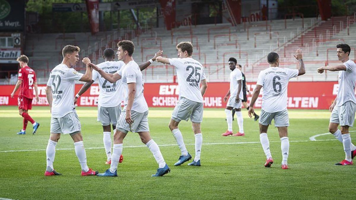 Экстремалы: фанаты нашли способ смотреть матч "Баварии" вживую – фото Экстремалы: фанаты нашли способ смотреть матч "Баварии" вживую – фото