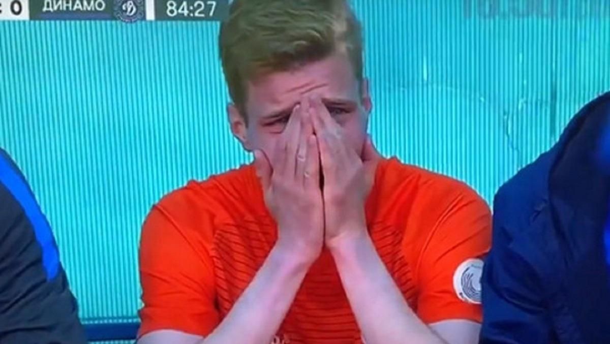 Футболист белорусского клуба расплакался прямо посреди матча: видео момента