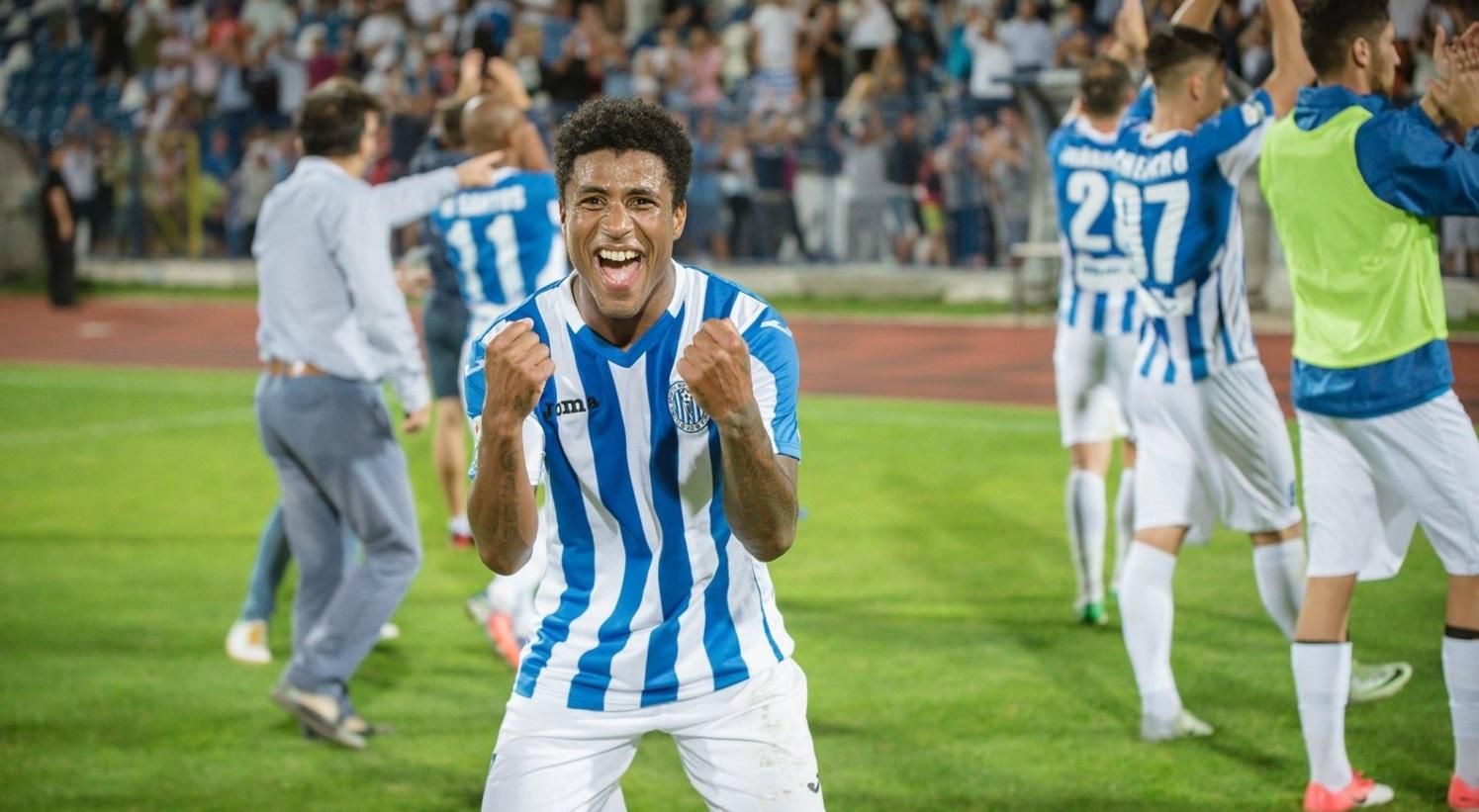 Известный европейский клуб на пеньке продлил контракты с игроками: забавное видео Известный европейский клуб на пеньке продлил контракты с игроками: забавное видео