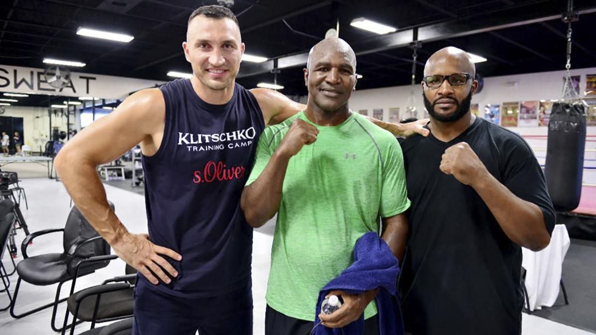 Кличко готує легендарного Холіфілда до повернення у ринг: відео Кличко готує легендарного Холіфілда до повернення у ринг: відео