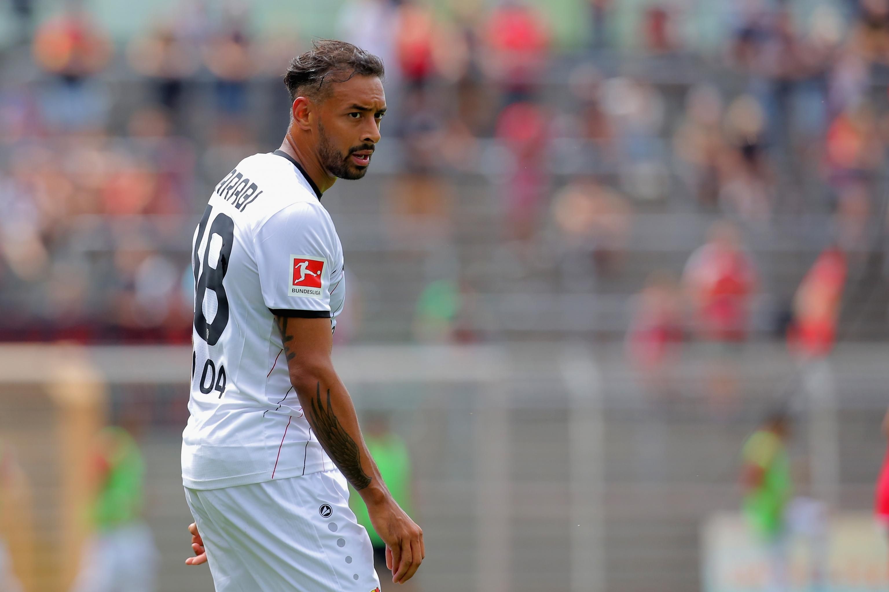 Неудачник года: футболист Бундеслиги не попал в пустые ворота с метра – видео эпического промаха Неудачник года: футболист Бундеслиги не попал в пустые ворота с метра – видео эпического промаха