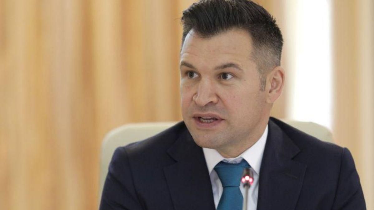 Без штанов: министр спорта Румынии опозорился в прямом эфире – видео