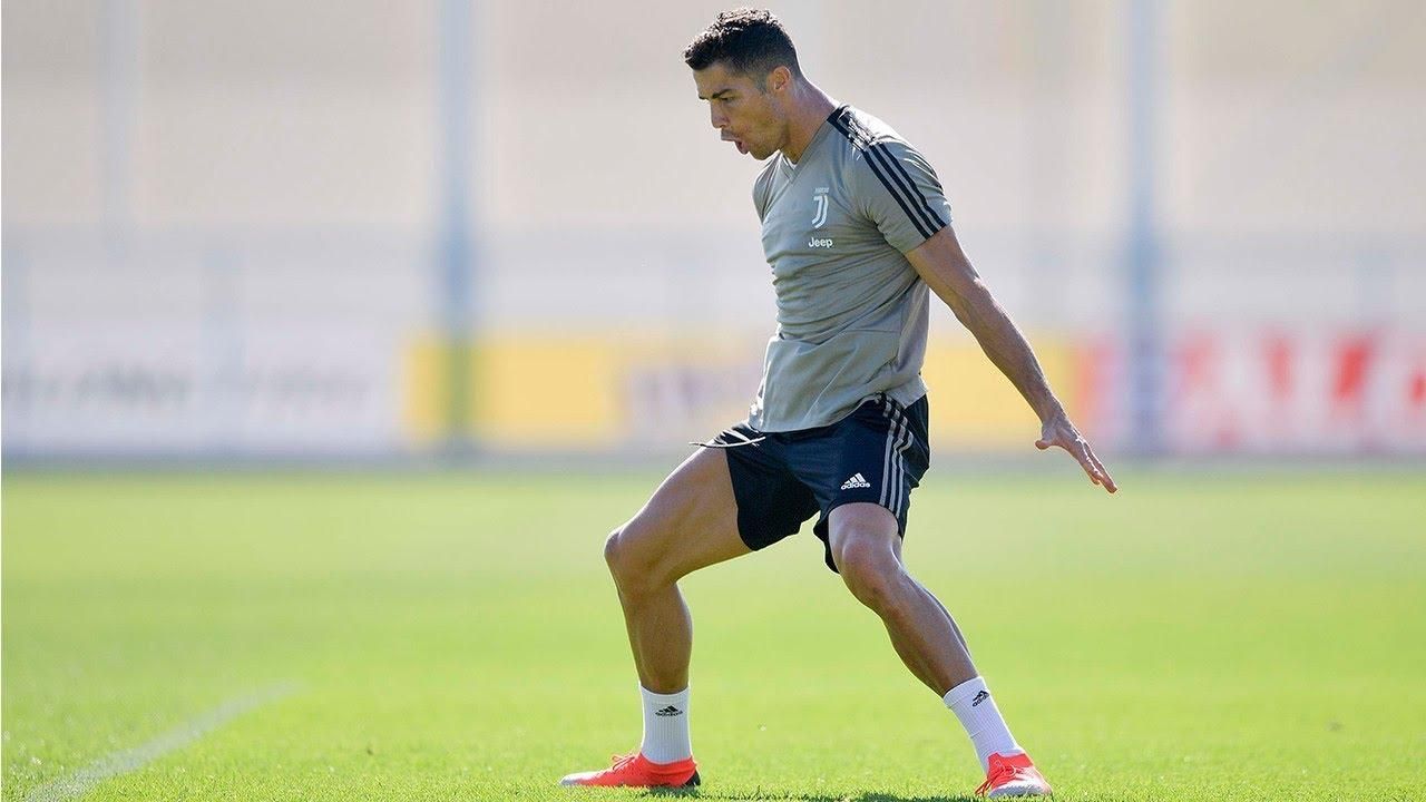 Роналду показал удивительный трюк на тренировке "Ювентуса": видео Роналду показал удивительный трюк на тренировке "Ювентуса": видео