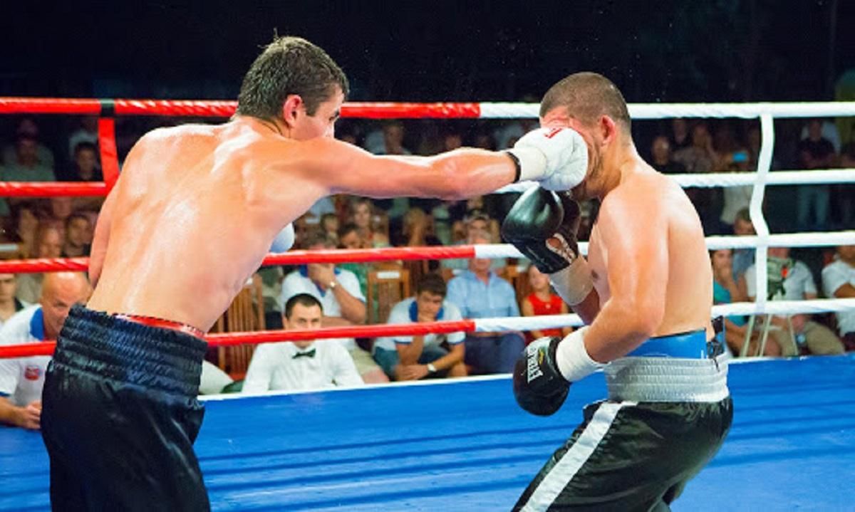 Боксеру набридло битися руками, тому він вирішив вирубити суперника ногою: відео